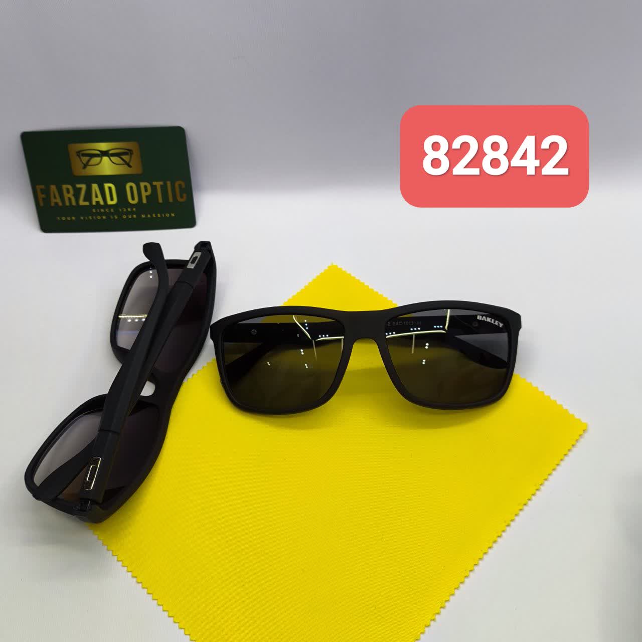 عینک آفتابی اسپرت ورزشی اکلی Oakley مدل 82842 بیس دار UV400
